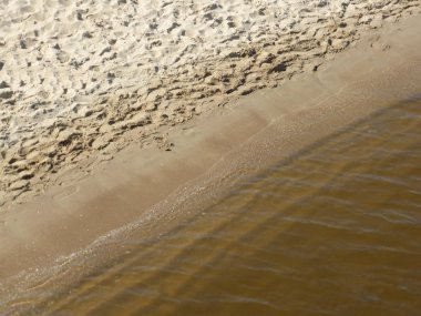 Denizin kumsalla birleştiği yer....