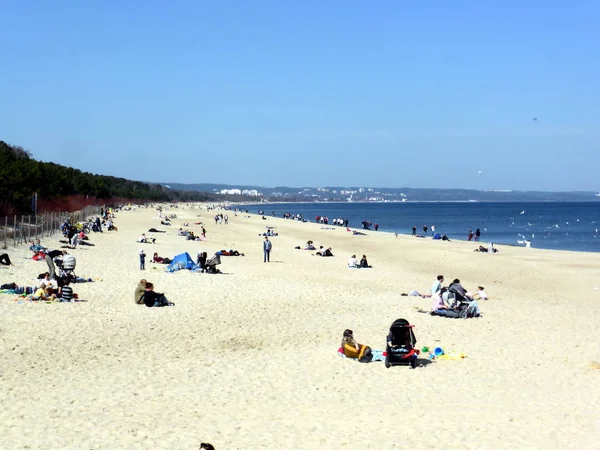 Gdansk Polônia Abril 2018 Pessoas Estão Descansando Praia Junto Mar — Fotografia de Stock