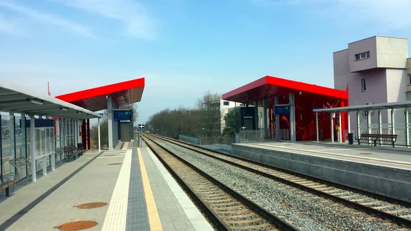 Parça Insanlar Olmadan Iki Platform Arasında Demiryolu — Stok fotoğraf