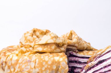 Puff krep pasta beyaz arka plan üzerinde