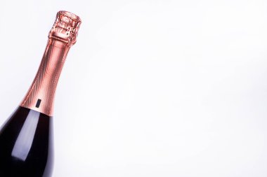 Beyaz arka plan üzerinde yeni yıl şampanya şişesi
