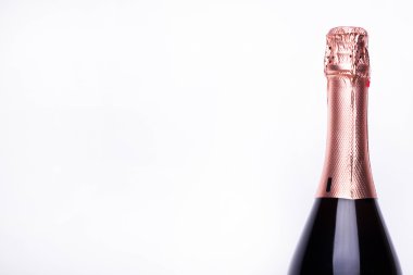Beyaz arka plan üzerinde yeni yıl şampanya şişesi