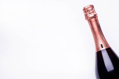 Beyaz arka plan üzerinde yeni yıl şampanya şişesi
