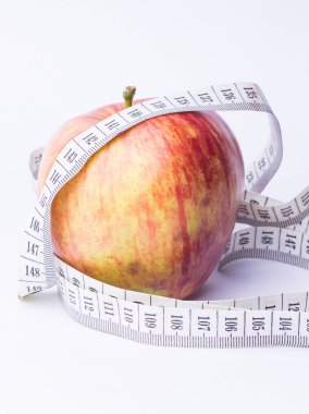 elma beyaz bir arka plan ve belgili tanımlık ölçme aygıtı