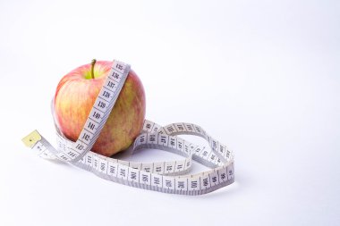 elma beyaz bir arka plan ve belgili tanımlık ölçme aygıtı