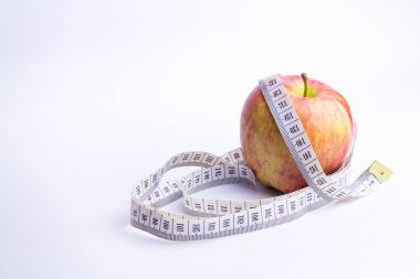 elma beyaz bir arka plan ve belgili tanımlık ölçme aygıtı