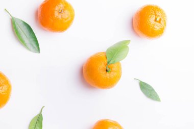 Beyaz bir arka plan üzerinde izole taze sulu olgun mandalina