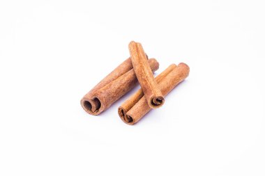 Beyaz üzerine izole edilmiş tarçın çubuklarının üst görünümü
