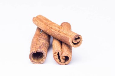 Beyaz üzerine izole edilmiş tarçın çubuklarının üst görünümü