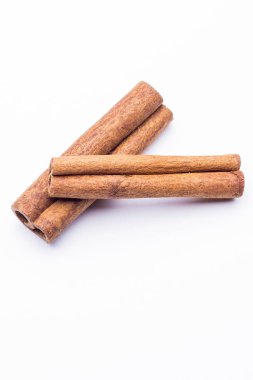 Beyaz üzerine izole edilmiş tarçın çubuklarının üst görünümü