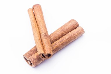 Beyaz üzerine izole edilmiş tarçın çubuklarının üst görünümü