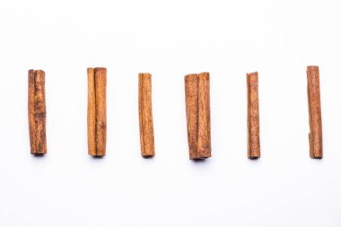 Beyaz üzerine izole edilmiş tarçın çubuklarının üst görünümü