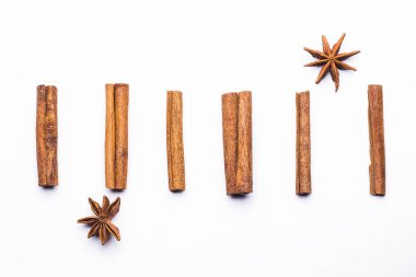 Beyaz üzerine izole edilmiş tarçın çubuklarının üst görünümü