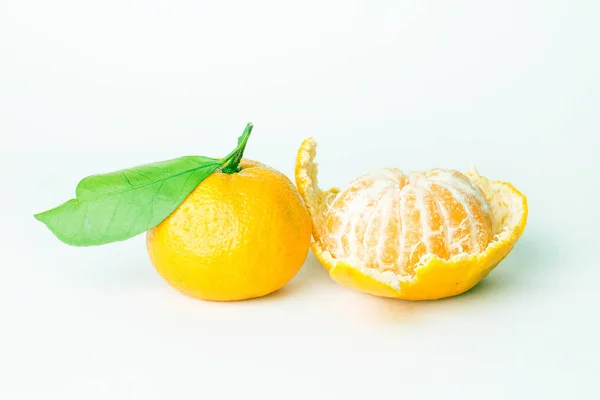 Frescas mandarinas maduras jugosas, aisladas sobre un fondo blanco — Foto de Stock