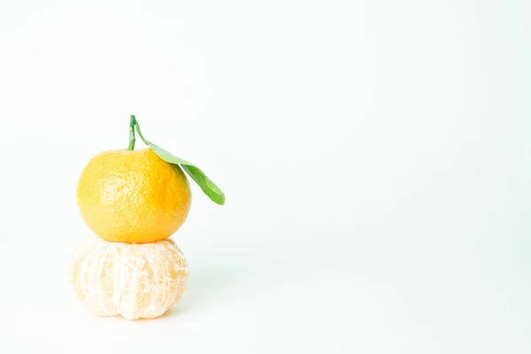 Mandarines mûres juteuses fraîches, isolées sur fond blanc — Photo