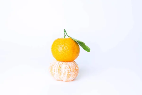 Frisse sappige rijpe mandarijnen, geïsoleerd op een witte achtergrond — Stockfoto