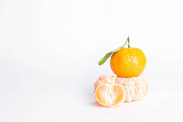 Mandarines mûres juteuses fraîches, isolées sur fond blanc — Photo
