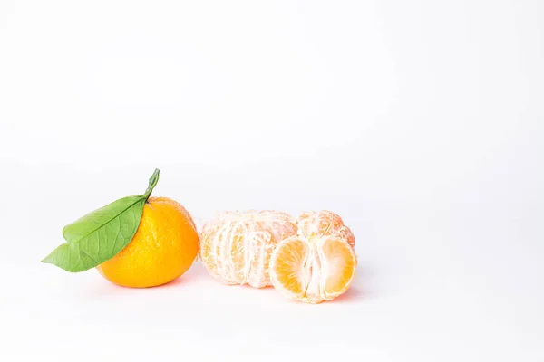 Mandarines mûres juteuses fraîches, isolées sur fond blanc — Photo