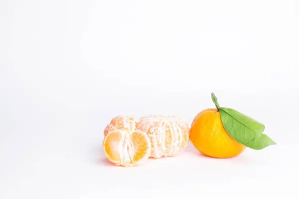 Mandarines mûres juteuses fraîches, isolées sur fond blanc — Photo