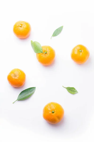 Frescas mandarinas maduras jugosas, aisladas sobre un fondo blanco — Foto de Stock