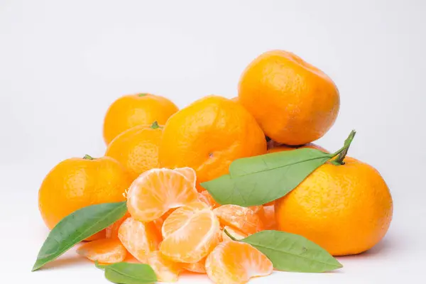 Frescas mandarinas maduras jugosas, aisladas sobre un fondo blanco — Foto de Stock