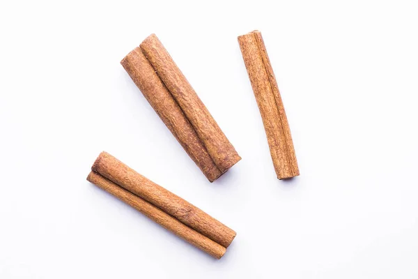 Beyaz üzerine izole edilmiş tarçın çubuklarının üst görünümü