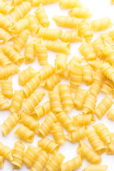 Pasta geïsoleerd op witte achtergrond — Stockfoto