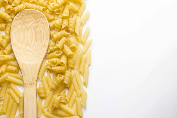 Pasta geïsoleerd op witte achtergrond — Stockfoto