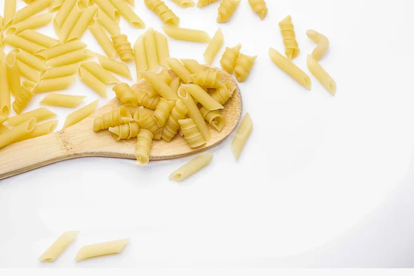Pasta geïsoleerd op witte achtergrond — Stockfoto