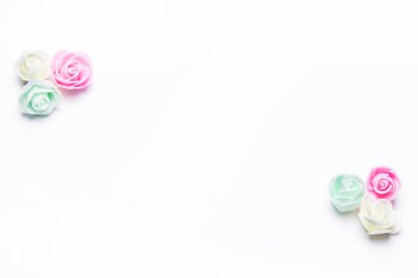 Beyaz zemin üzerine 8 Mart pembe çiçekler