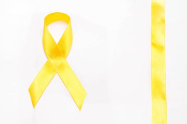 Sarı Destek Askerler Kurdelesi Beyaz Arkaplanda İzole Edildi.