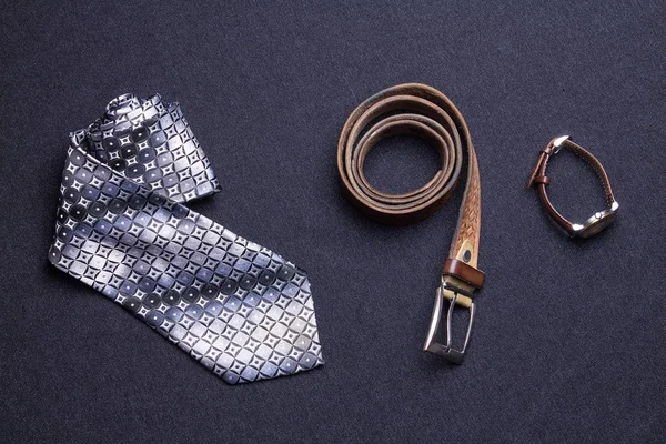 Acessórios masculinos em fundo preto gravata carteira relógio cinta sho Imagem De Stock