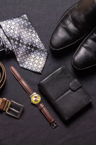Acessórios masculinos em fundo preto gravata carteira relógio cinta sho Fotografia De Stock