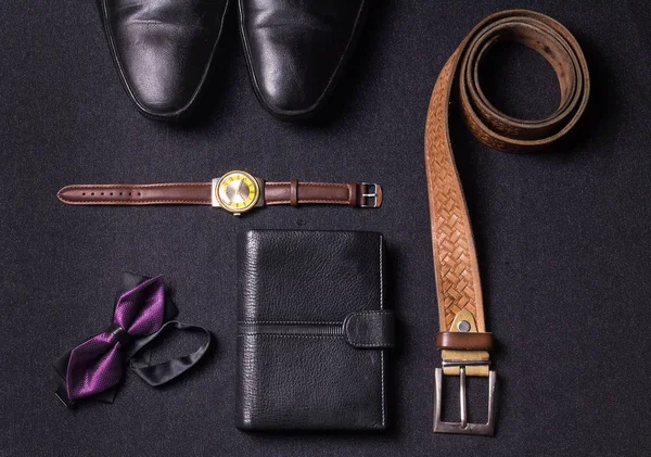 在黑色背景上的男士配饰领带钱包手表表带 sho 图库图片