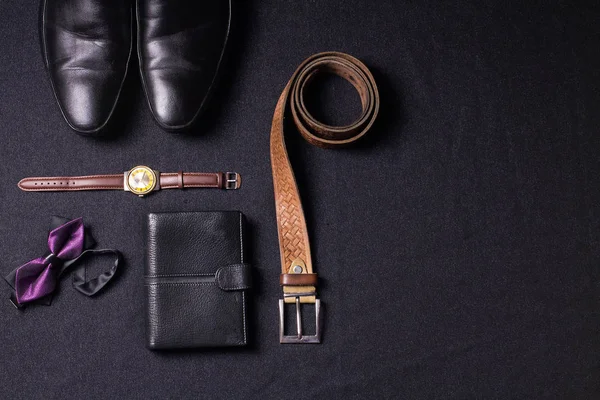 Acessórios masculinos em fundo preto gravata carteira relógio cinta sho Fotografia De Stock