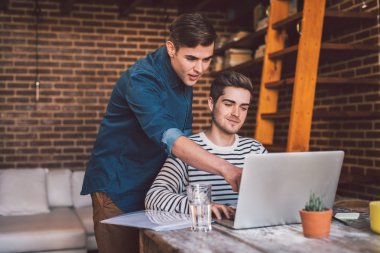 birlikte laptop kullanırken konuşurken işletme sahipleri