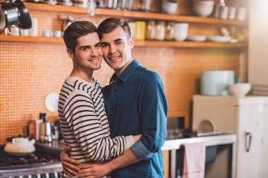 gay çift ayakta kol kola mutfak