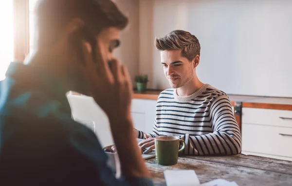 Ondernemers werken samen in de keuken — Stockfoto