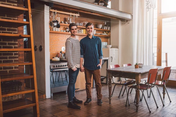 Gay casal de pé lado a lado no loft apartamento — Fotografia de Stock