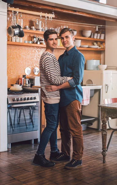 게이 커플 서 팔 팔 주방에 — 스톡 사진