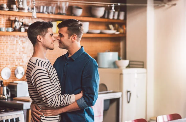 Schwules Paar umarmt sich und schaut einander an — Stockfoto