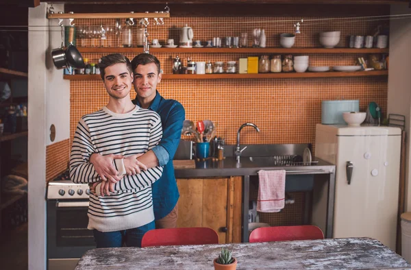 Gay couple standing arm in arm together — Stock Photo, Image