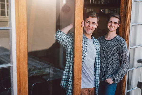 Gay couple debout welcome à porte — Photo