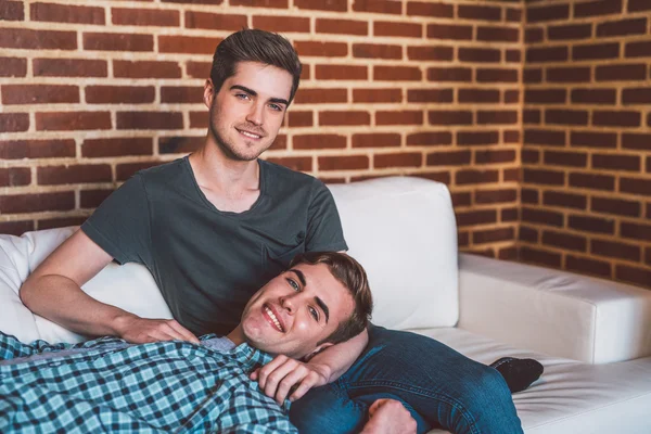 Gay couple relaxing together on sofa — Stock Photo, Image