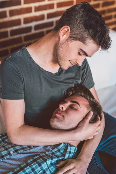 Schwules Paar zusammen auf dem Sofa zu Hause — Stockfoto