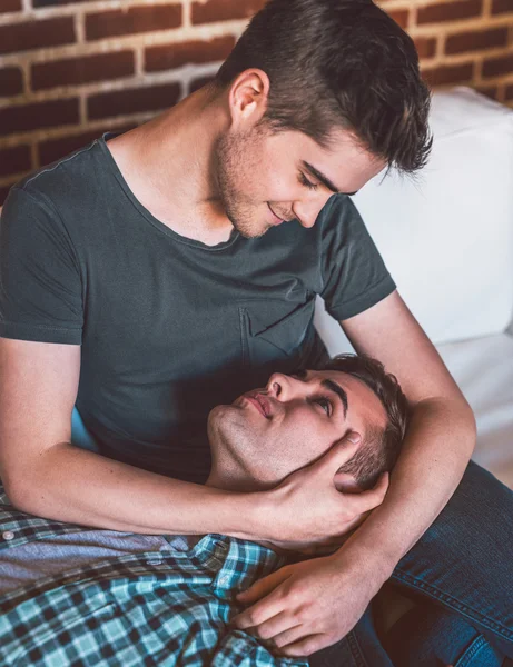 Homosexuální pár spolu na pohovce doma — Stock fotografie