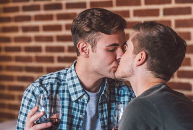 kırmızı şarap içme ve öpüşme gay çift