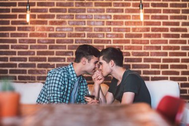 gay çift konuşmak ve kırmızı şarap içme