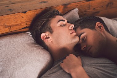 gay çift kol kola uyku