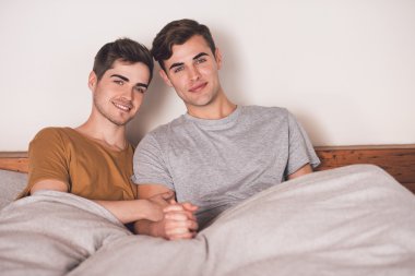 gay çift ellerimi birlikte yatakta
